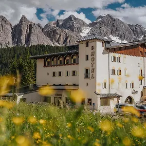 Passo Tre Croci Cortina מלון